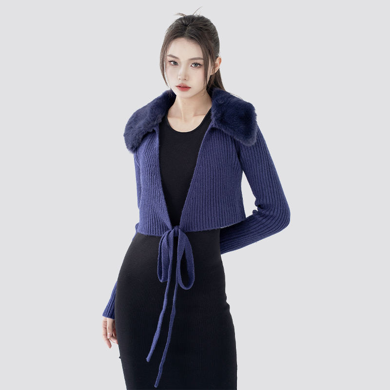 Muotoile karvainen nauhaneuletakki talviasuihin