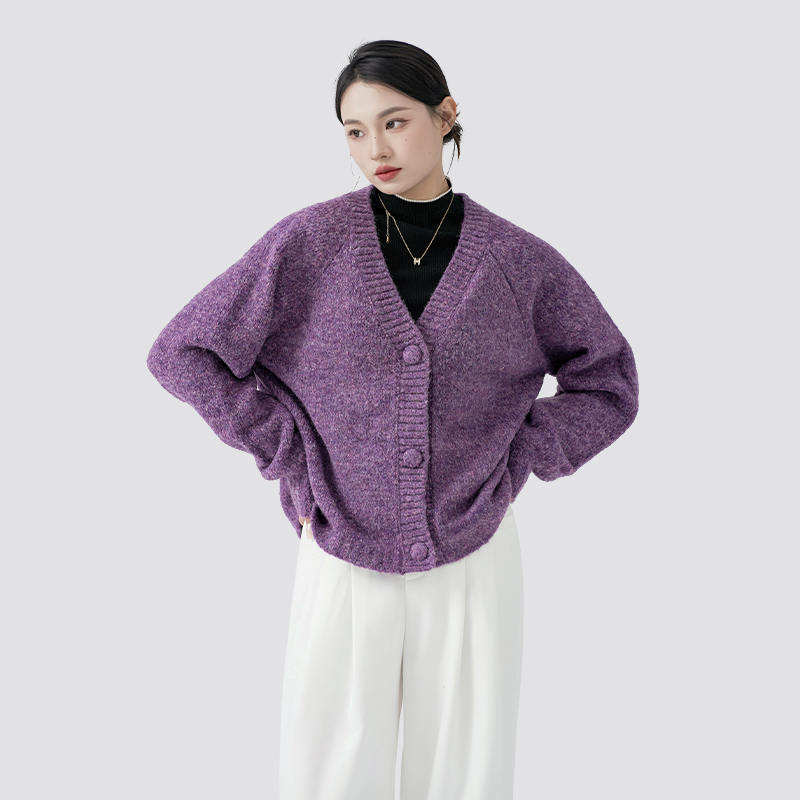 Romanttisen purppuran neuletakin ajaton houkutus: fuusio eleganssista, tunneista ja modernista tyylistä